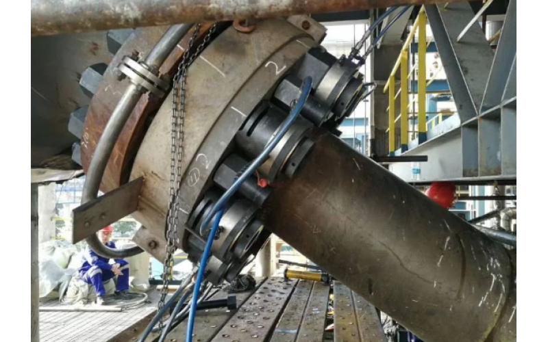 化肥氨合成塔顶盖螺栓预紧客户选用乐鱼(中国)KWZK液压螺栓拉伸器