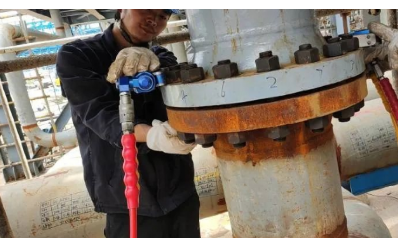 冶金余热回收设备螺栓安装预紧选用KWZK乐鱼(中国)液压力矩扳手